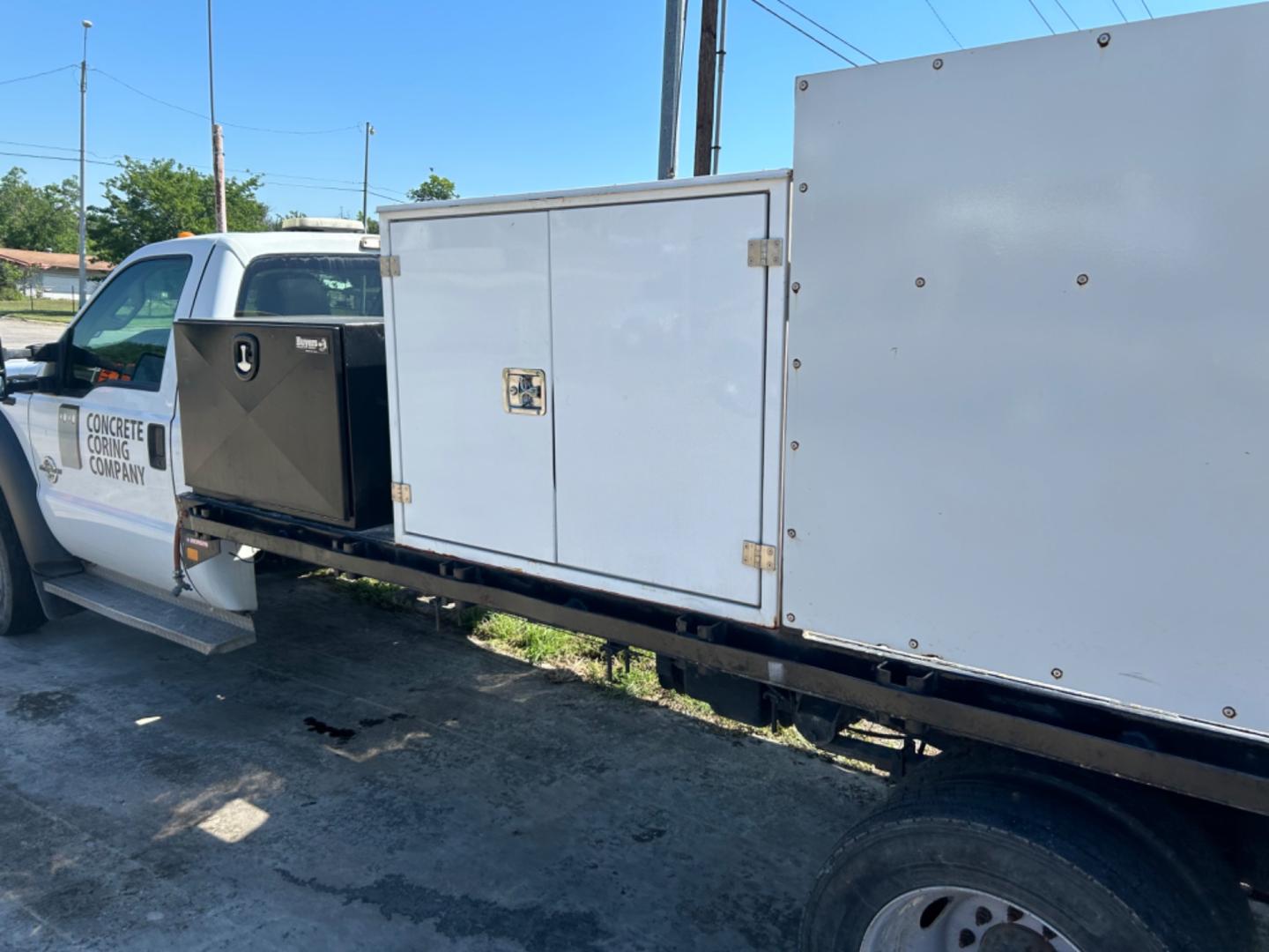 2013 White Ford F-550 (1FDUF5GTXDE) with an 6.7L V8 F OHV 32V engine, Automatic transmission, located at 1687 Business 35 S, New Braunfels, TX, 78130, (830) 625-7159, 29.655487, -98.051491 - Photo#8